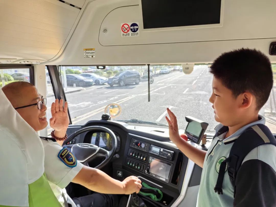 前進(jìn)的力量:溫馨校車公司聚焦榜樣人物 圖片