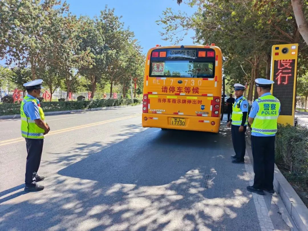 【平安伊吾】伊吾縣淖毛湖鎮(zhèn)中學(xué):筑牢校車安全防線 守護(hù)學(xué)生出行平安 圖片