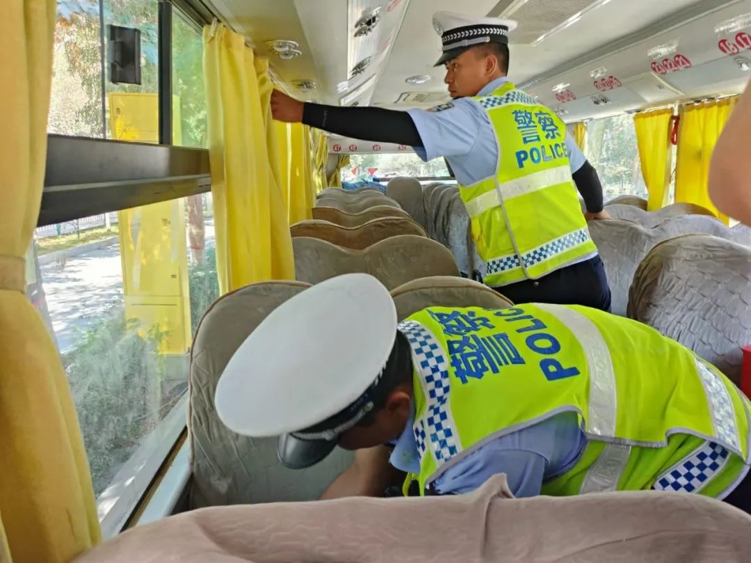 【平安伊吾】伊吾縣淖毛湖鎮(zhèn)中學(xué):筑牢校車安全防線 守護(hù)學(xué)生出行平安 圖片