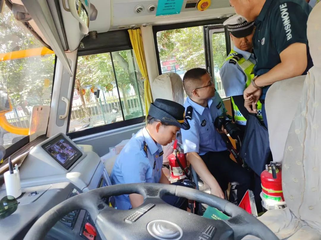 【平安伊吾】伊吾縣淖毛湖鎮(zhèn)中學(xué):筑牢校車安全防線 守護(hù)學(xué)生出行平安 圖片