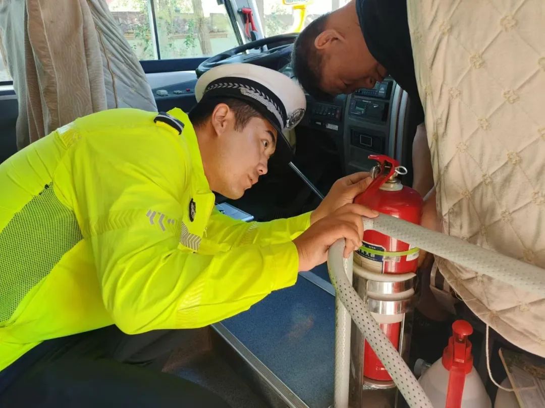 【平安伊吾】伊吾縣淖毛湖鎮(zhèn)中學(xué):筑牢校車安全防線 守護(hù)學(xué)生出行平安 圖片