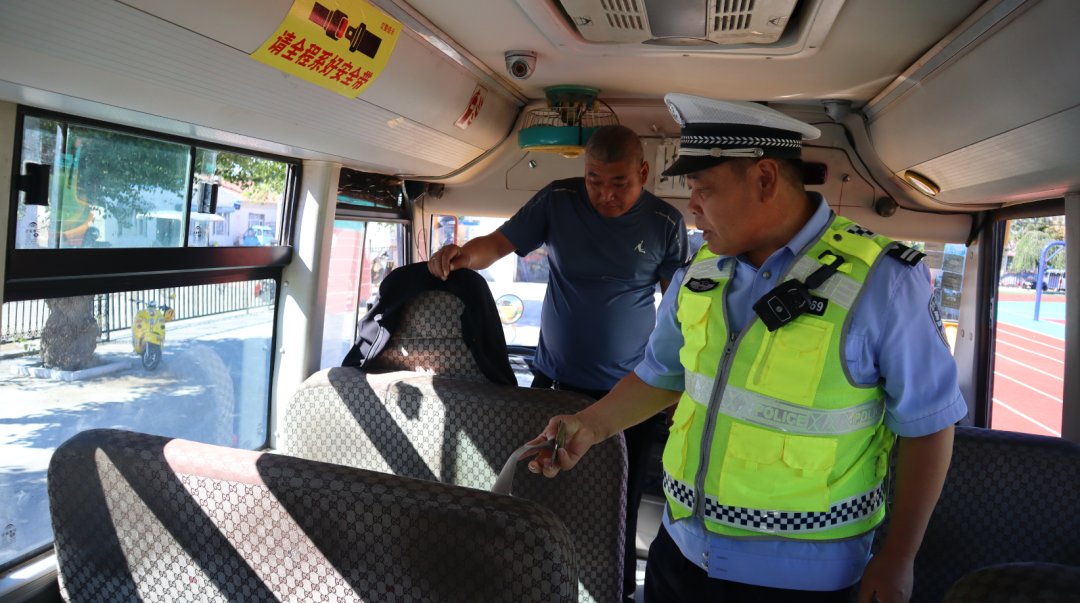 洮南交巡警強(qiáng)化校車(chē)安全“大檢查” 擰緊校車(chē)出行“安全閥” 圖片