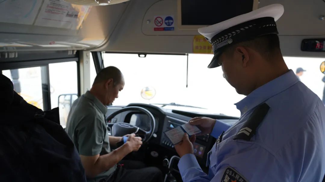 敦煌公安交警節(jié)前集中開展校車安全大檢查/ 圖片