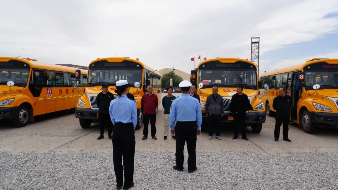 敦煌公安交警節(jié)前集中開展校車安全大檢查/ 圖片