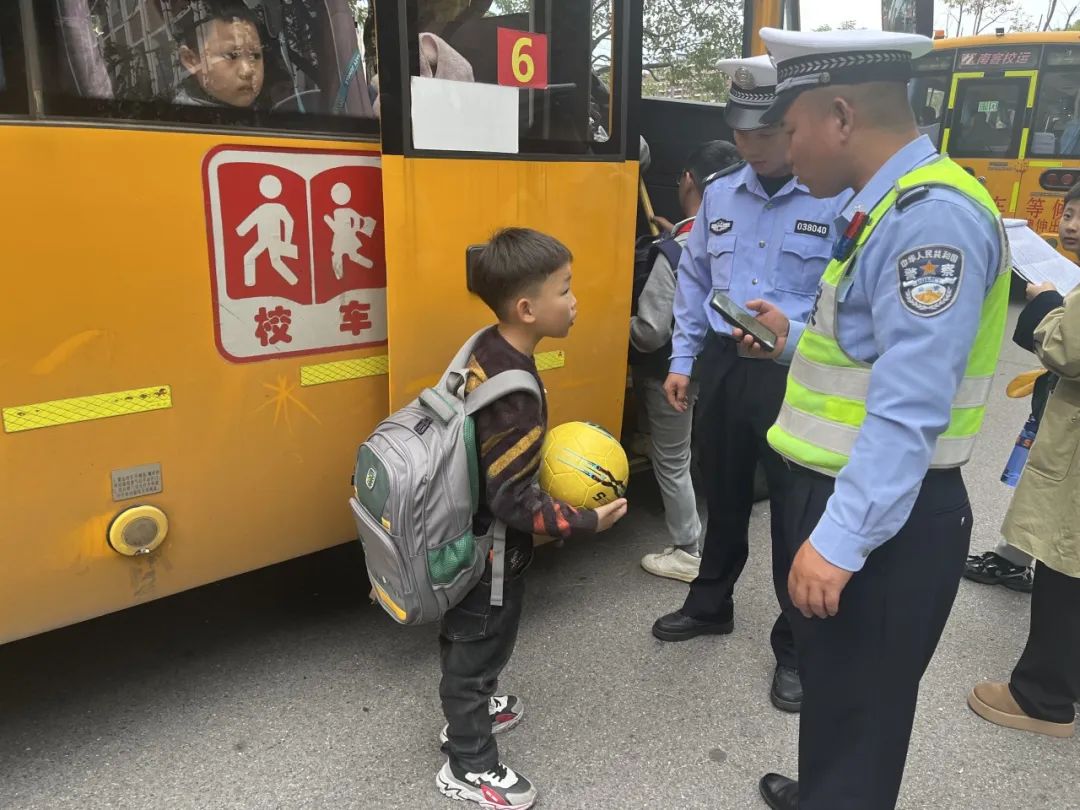 【小手拉大手】護學(xué)路上筑防線 校車檢查是關(guān)鍵 【小手拉大手】護學(xué)路上筑防線 校車檢查是關(guān)鍵