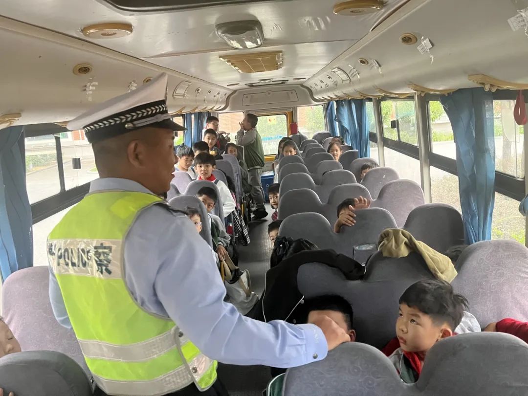 【小手拉大手】護學(xué)路上筑防線 校車檢查是關(guān)鍵 圖片