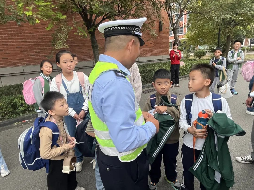 【小手拉大手】護學(xué)路上筑防線 校車檢查是關(guān)鍵 圖片