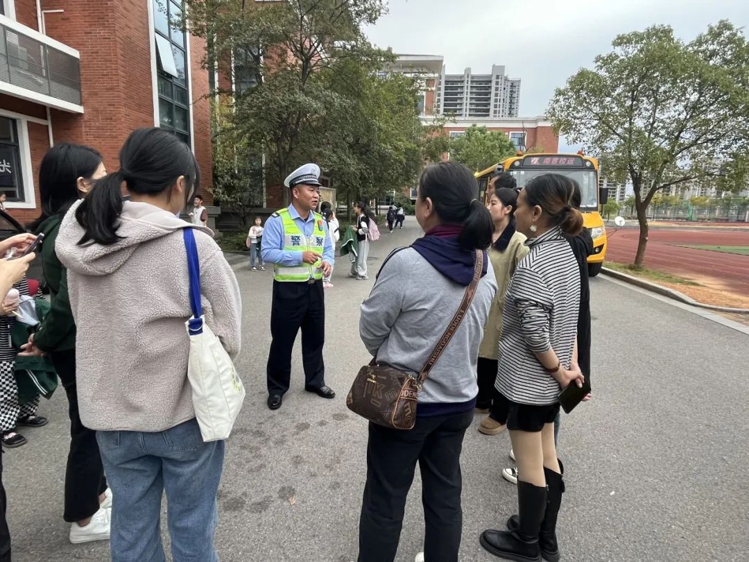 【小手拉大手】護學(xué)路上筑防線 校車檢查是關(guān)鍵 【小手拉大手】護學(xué)路上筑防線 校車檢查是關(guān)鍵