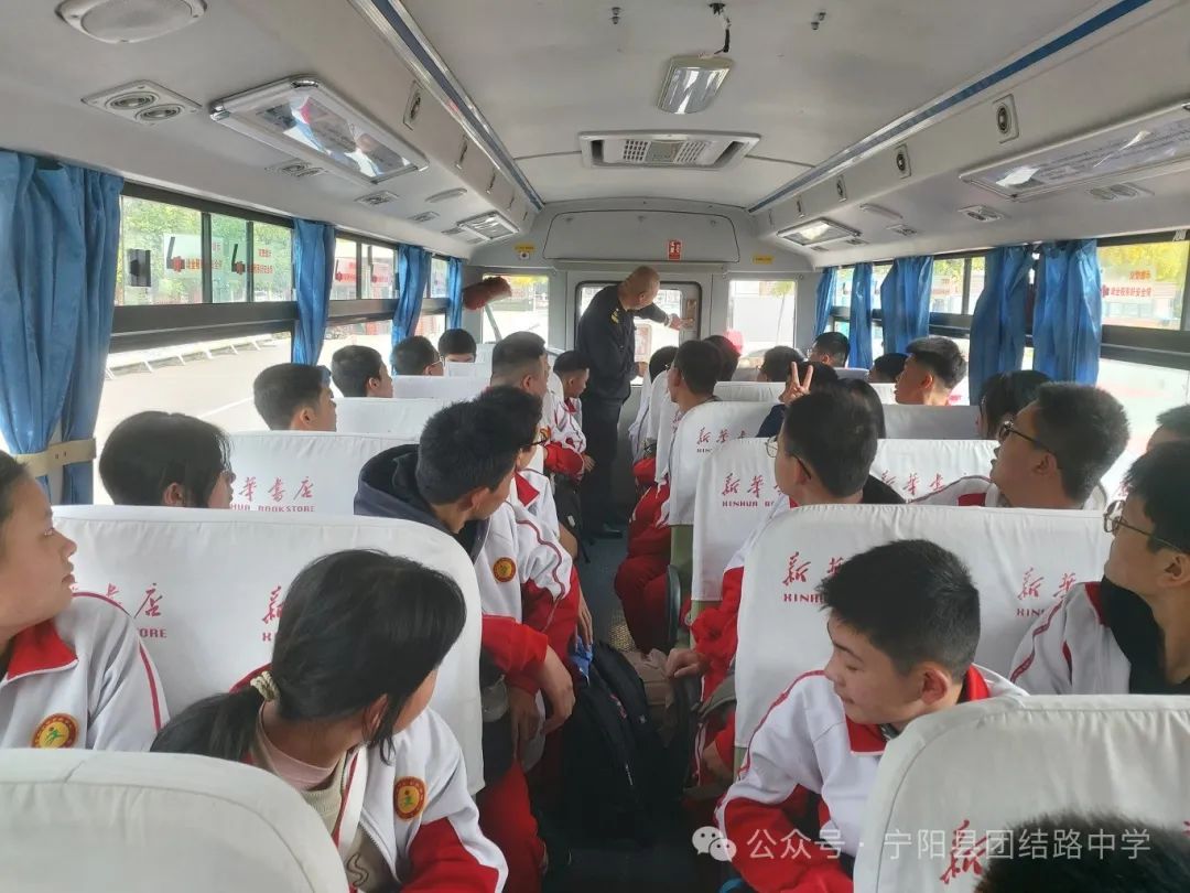 演練有方 遇險不慌——寧陽縣團結路中學開展校車安全逃生演練 圖片