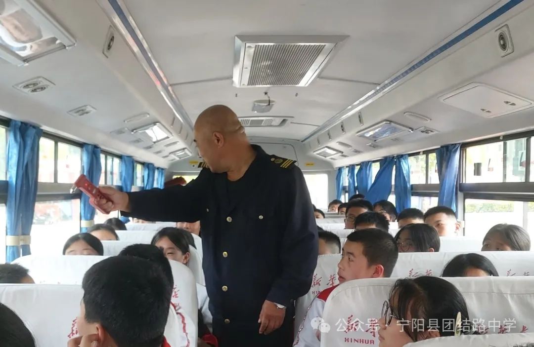 演練有方 遇險不慌——寧陽縣團結路中學開展校車安全逃生演練 圖片