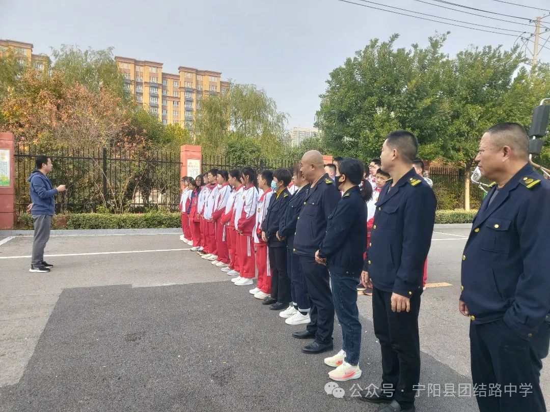 演練有方 遇險不慌——寧陽縣團結路中學開展校車安全逃生演練 圖片