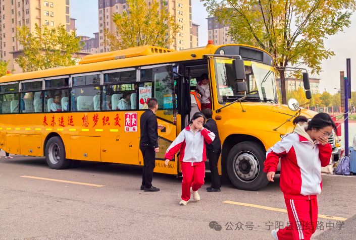 演練有方 遇險不慌——寧陽縣團結路中學開展校車安全逃生演練 圖片