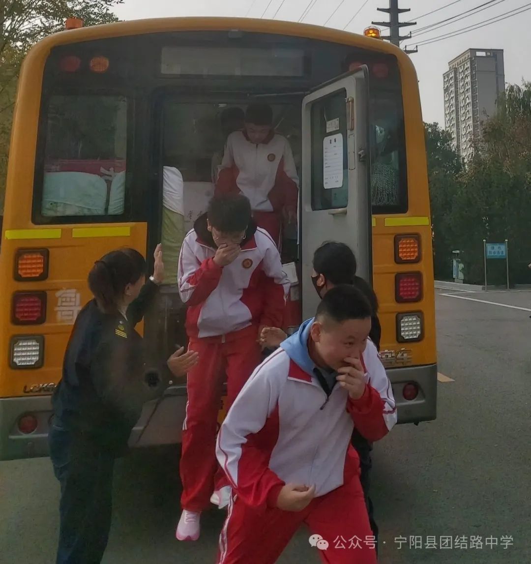 演練有方 遇險不慌——寧陽縣團結路中學開展校車安全逃生演練 圖片