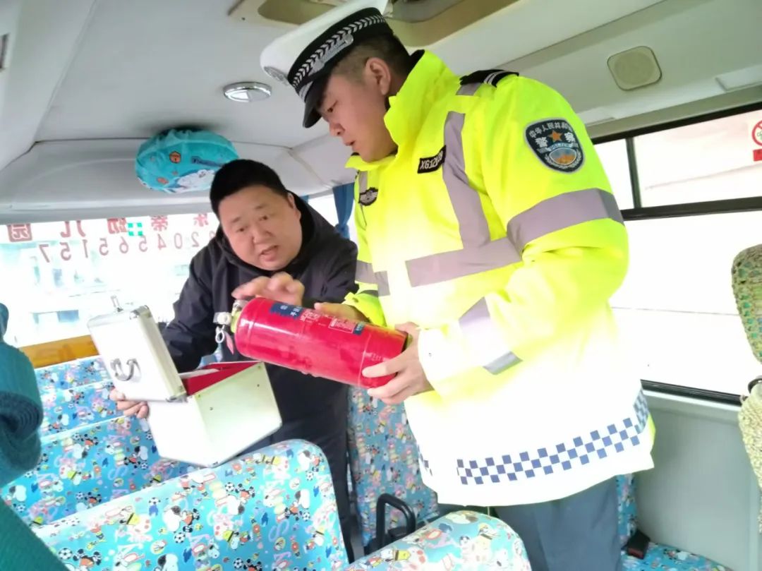 秋冬攻勢 | 北安市公安反恐交巡特警大隊嚴把校車安全關 守護學生安全路 圖片