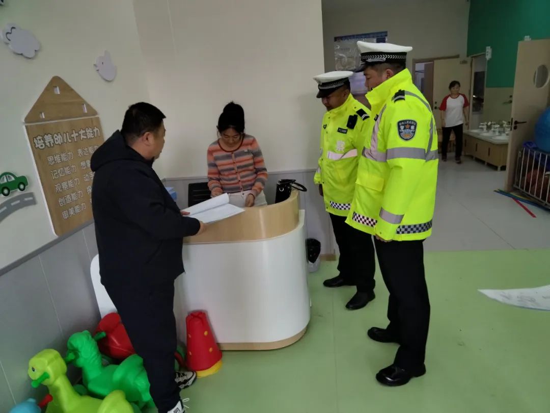 秋冬攻勢 | 北安市公安反恐交巡特警大隊嚴把校車安全關 守護學生安全路 圖片