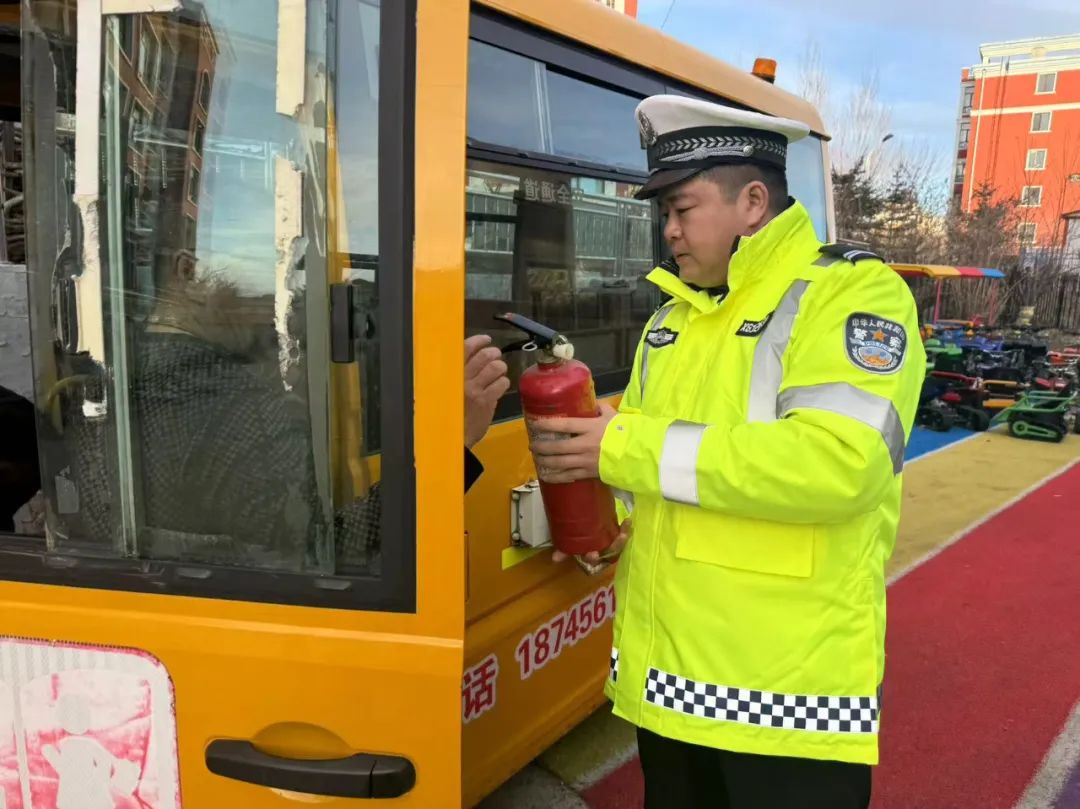 秋冬攻勢 | 北安市公安反恐交巡特警大隊嚴把校車安全關 守護學生安全路 圖片