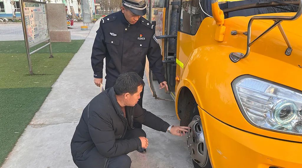 擰緊校車“安全閥” 筑牢學(xué)生“平安路” 圖片