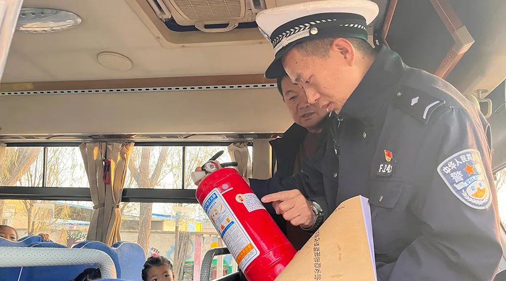 擰緊校車“安全閥” 筑牢學(xué)生“平安路” 圖片