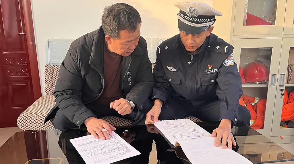 擰緊校車“安全閥” 筑牢學(xué)生“平安路” 圖片