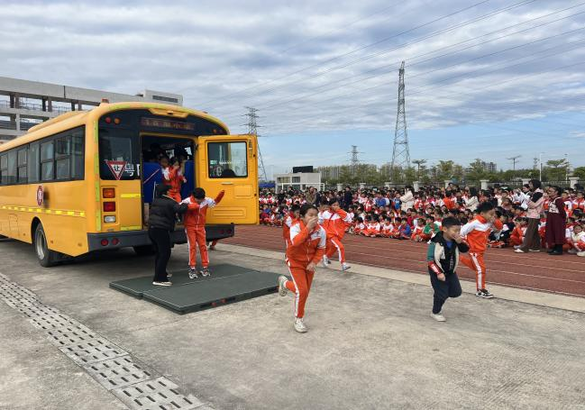 百加小學(xué)交通安全教育暨校車安全應(yīng)急演練活動(dòng)/ 百加小學(xué)交通安全教育暨校車安全應(yīng)急演練活動(dòng)