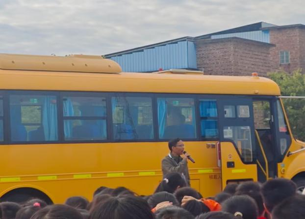 百加小學(xué)交通安全教育暨校車安全應(yīng)急演練活動(dòng)/ 百加小學(xué)交通安全教育暨校車安全應(yīng)急演練活動(dòng)