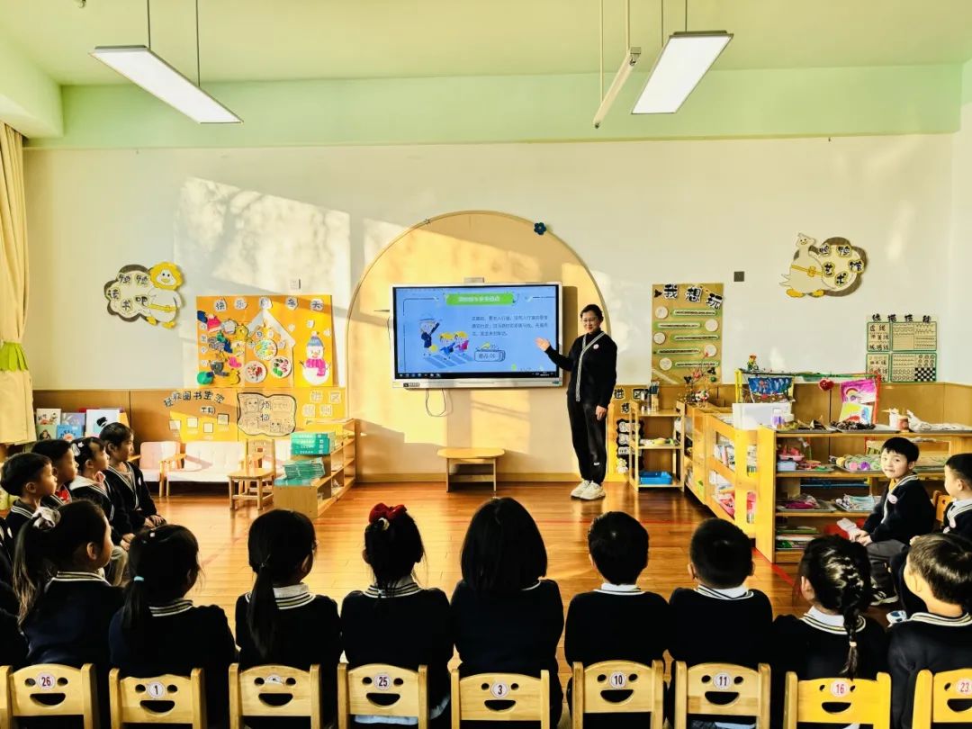 安全“童”行 快樂出發(fā)——北大新世紀(jì)幼兒園校車安全演練活動 圖片