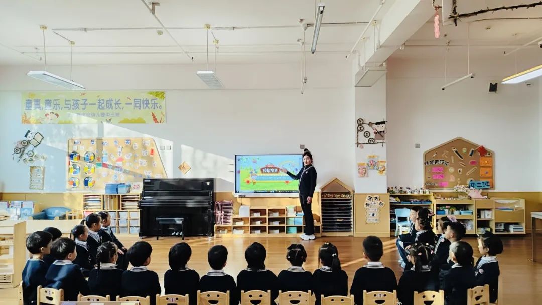 安全“童”行 快樂出發(fā)——北大新世紀(jì)幼兒園校車安全演練活動 圖片