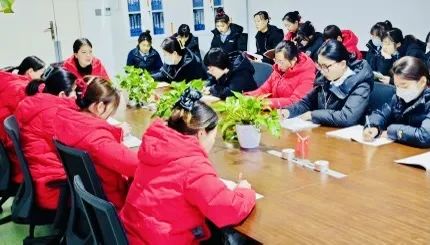 安全“童”行 快樂出發(fā)——北大新世紀(jì)幼兒園校車安全演練活動 圖片