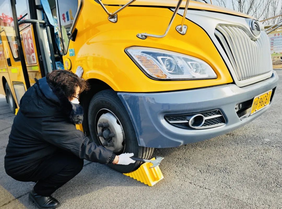 安全“童”行 快樂出發(fā)——北大新世紀(jì)幼兒園校車安全演練活動 圖片