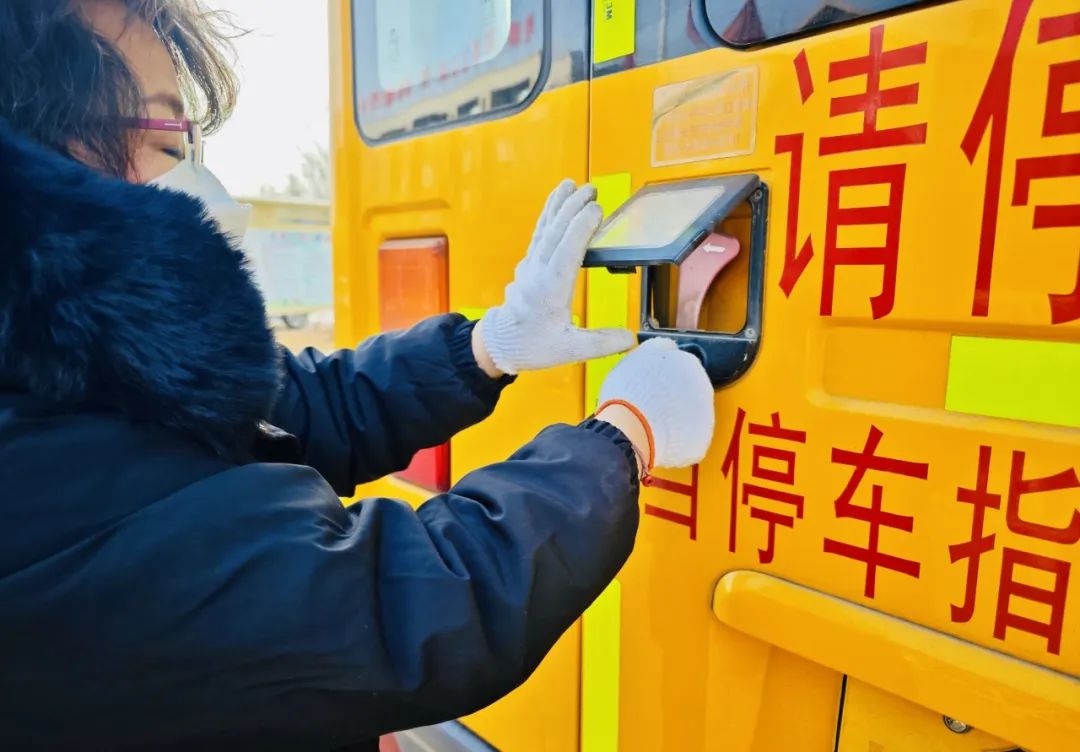 安全“童”行 快樂出發(fā)——北大新世紀(jì)幼兒園校車安全演練活動 圖片