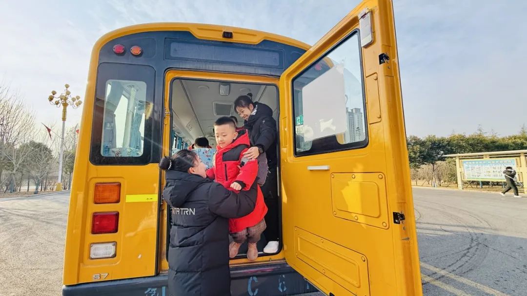 安全“童”行 快樂出發(fā)——北大新世紀(jì)幼兒園校車安全演練活動 圖片