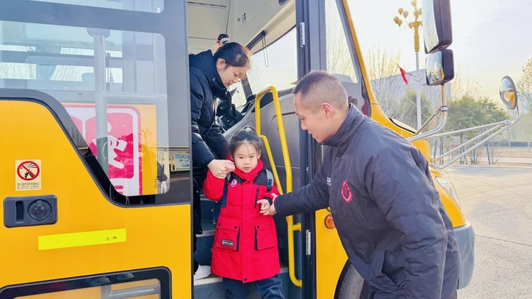 安全“童”行 快樂出發(fā)——北大新世紀(jì)幼兒園校車安全演練活動 安全“童”行 快樂出發(fā)——北大新世紀(jì)幼兒園校車安全演練活動