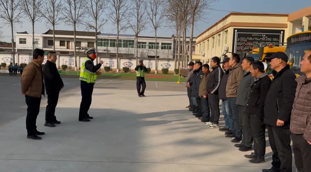 校園快訊:西吳中心校聯(lián)合西吳交警中隊(duì)對(duì)轄區(qū)內(nèi)校車進(jìn)行冬季安全檢查 圖片