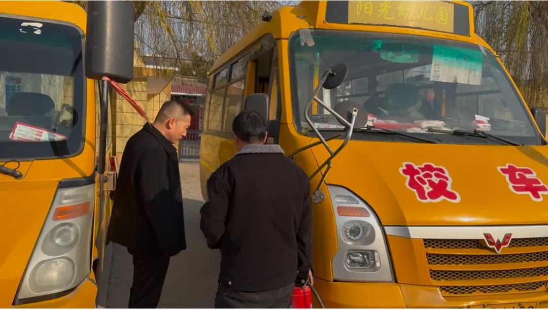 校園快訊:西吳中心校聯(lián)合西吳交警中隊(duì)對(duì)轄區(qū)內(nèi)校車進(jìn)行冬季安全檢查 圖片