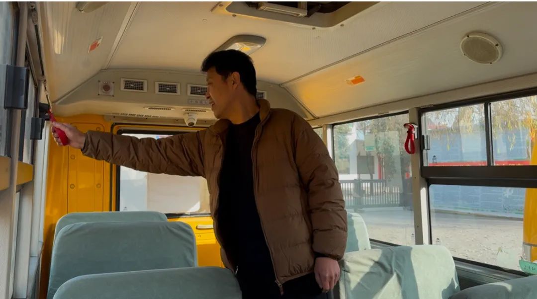 校園快訊:西吳中心校聯(lián)合西吳交警中隊(duì)對(duì)轄區(qū)內(nèi)校車進(jìn)行冬季安全檢查 圖片