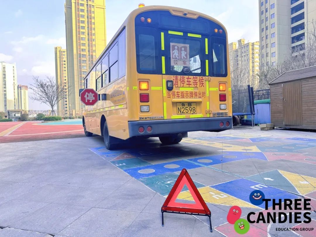 【校園安全】安全乘車，平安“童”行——三顆糖御景新苑幼兒園校車安全應(yīng)急演練