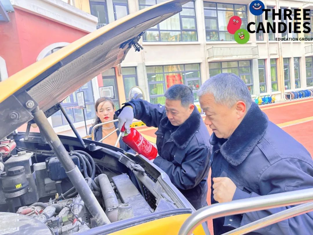【校園安全】安全乘車，平安“童”行——三顆糖御景新苑幼兒園校車安全應(yīng)急演練