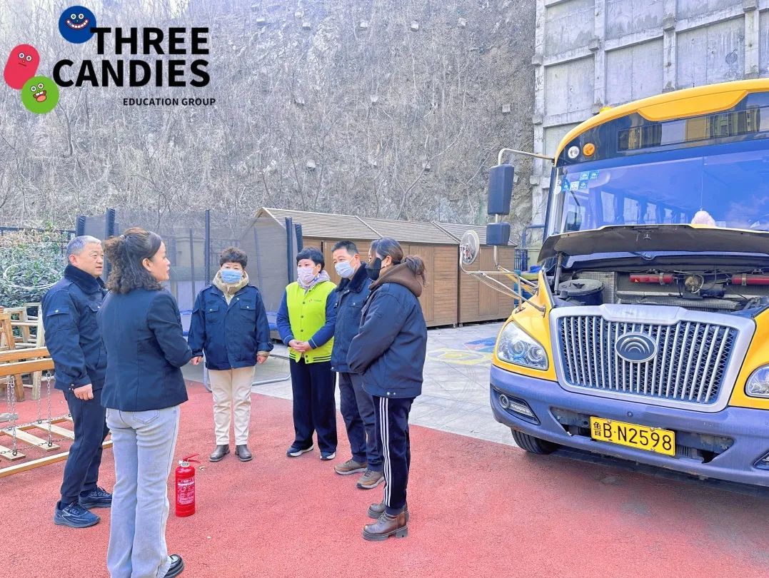 【校園安全】安全乘車，平安“童”行——三顆糖御景新苑幼兒園校車安全應(yīng)急演練