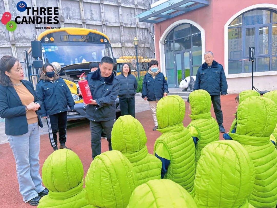 【校園安全】安全乘車，平安“童”行——三顆糖御景新苑幼兒園校車安全應(yīng)急演練