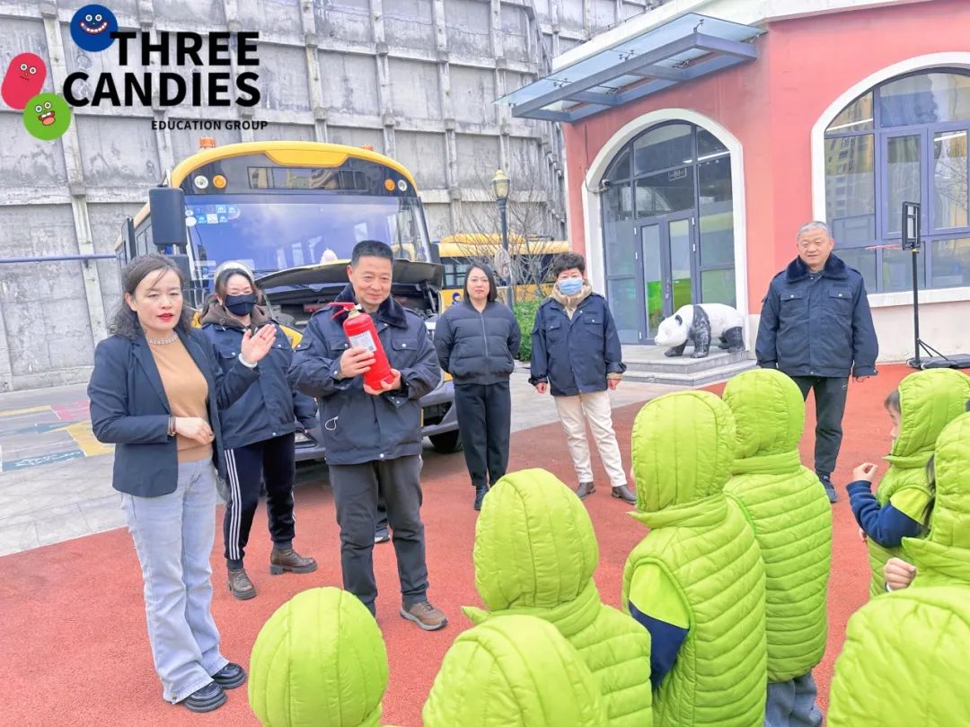 【校園安全】安全乘車，平安“童”行——三顆糖御景新苑幼兒園校車安全應(yīng)急演練