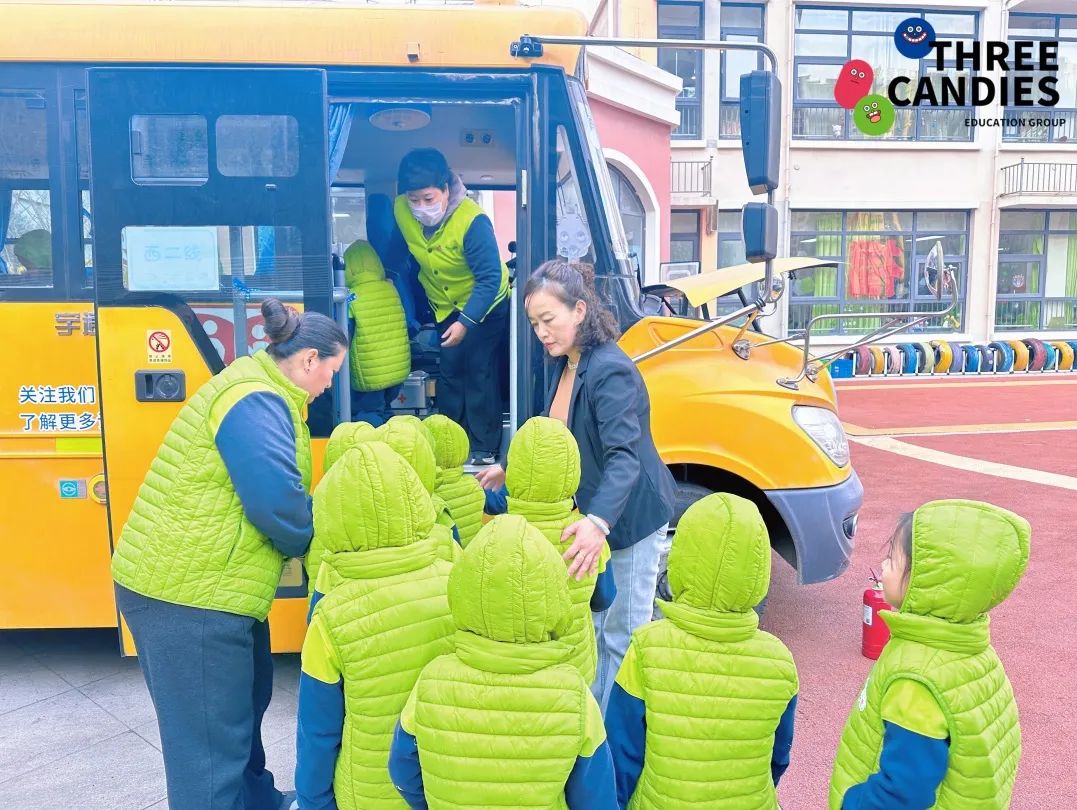【校園安全】安全乘車，平安“童”行——三顆糖御景新苑幼兒園校車安全應(yīng)急演練