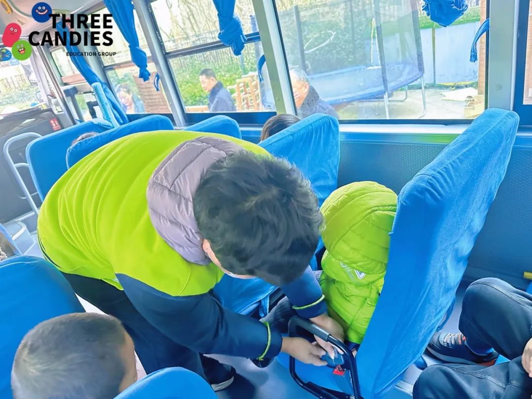 【校園安全】安全乘車，平安“童”行——三顆糖御景新苑幼兒園校車安全應(yīng)急演練