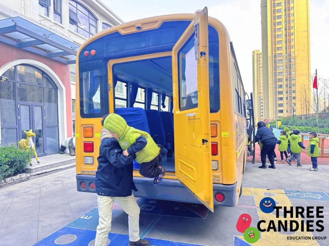 【校園安全】安全乘車，平安“童”行——三顆糖御景新苑幼兒園校車安全應(yīng)急演練