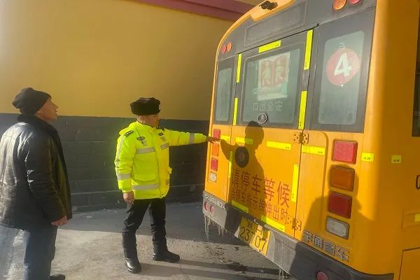 強(qiáng)化校車安全檢查 擰緊校車出行“安全閥” 強(qiáng)化校車安全檢查 擰緊校車出行“安全閥”