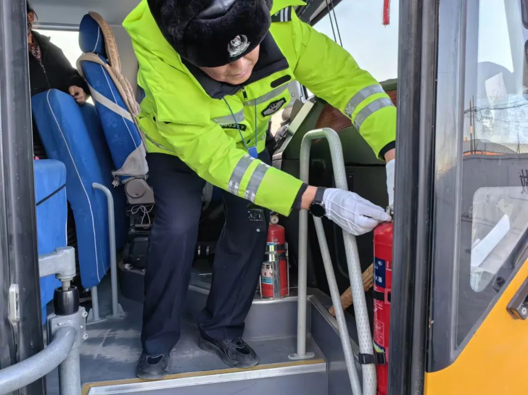 護(hù)航春運(yùn) | 白城交巡警全力守護(hù)洮北區(qū)中小學(xué)生冰雪研學(xué)實(shí)踐活動校車安全 圖片