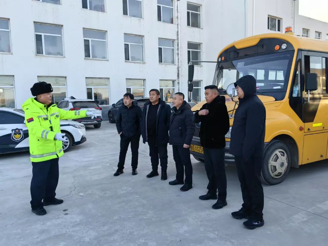 護(hù)航春運(yùn) | 白城交巡警全力守護(hù)洮北區(qū)中小學(xué)生冰雪研學(xué)實(shí)踐活動校車安全 圖片