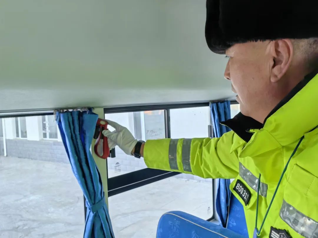 護(hù)航春運(yùn) | 白城交巡警全力守護(hù)洮北區(qū)中小學(xué)生冰雪研學(xué)實(shí)踐活動校車安全 圖片