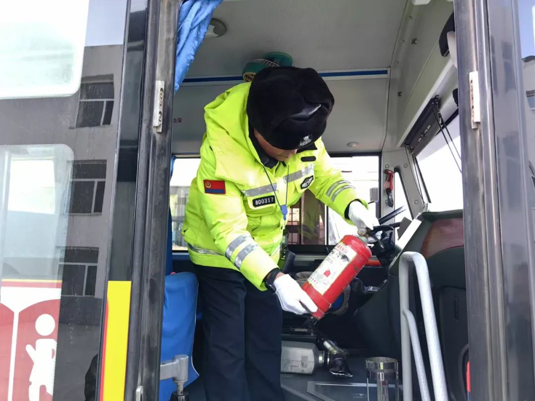 護(hù)航春運(yùn) | 白城交巡警全力守護(hù)洮北區(qū)中小學(xué)生冰雪研學(xué)實(shí)踐活動校車安全 圖片