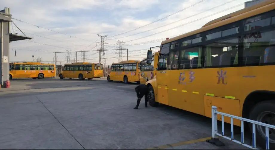 【陽(yáng)光之路】校車(chē)年檢進(jìn)行時(shí) 筑牢學(xué)生出行安全防線