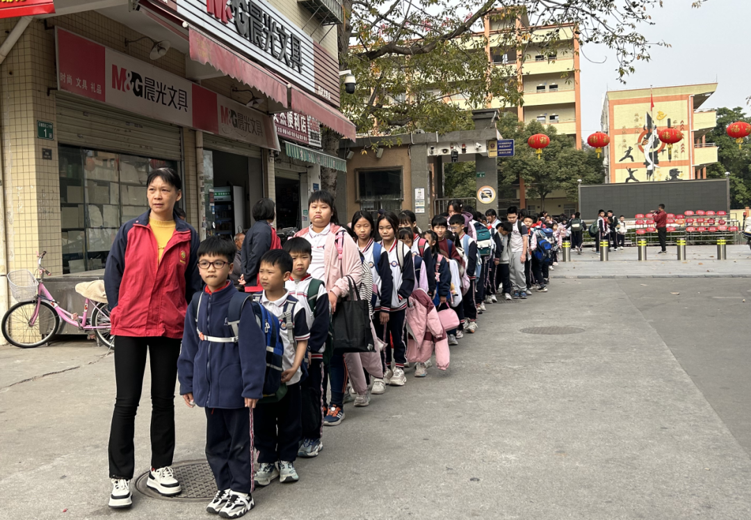 校車安全大闖關(guān)！我們都是勇敢的活力少年！——東塘小學(xué)校車安全應(yīng)急疏散演練活動(dòng)